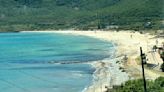 La playa de Getares queda libre de la presencia del alga invasora