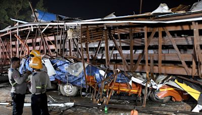 印度孟買巨型廣告牌強風中倒塌 造成4死61傷 - RTHK