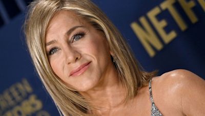 Jennifer Aniston showcases rock-hard abs in sports bra and skintight leggings in new photos