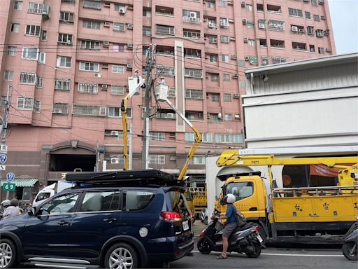 午後雷雨開炸！高雄岡山電線杆「碰」爆炸 518戶瞬間停電