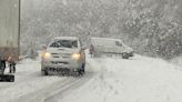 Video: La nieve complica la Ruta 40 entre Bariloche y El Bolsón este lunes