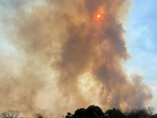 Dolores de cabeza, picazón en los ojos y dificultad para respirar: el humo de los incendios forestales ahoga a pueblos enteros en Bolivia