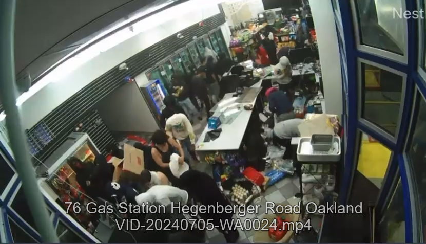 VIDEO: Massive crowd robs Oakland gas station after car crashes into glass
