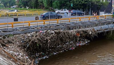 Por basura, vecinos temen que el río Hondo se desborde | El Universal