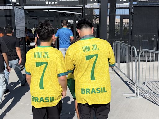 'Derbi' madridista Vinicius-Valverde entre los aficionados en el Allegiant Stadium