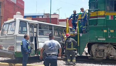 Tren impacta a un microbús de pasajeros en el centro de Tlalnepantla