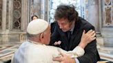 El papa Francisco y Milei se abrazan durante canonización de primera santa argentina