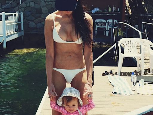 Demi Moore causa furor a sus 61 años en bikini mientras ayuda a su nieta a dar sus primeros pasos