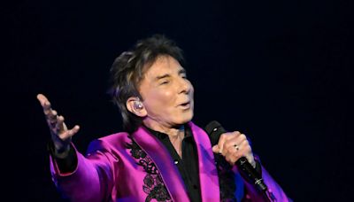 Review: Barry Manilow charms Gainbridge Fieldhouse crowd in final Indianapolis concert