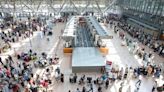 DGAC recomienda a pasajeros verificar estado de vuelos por apagón cibernético - La Tercera