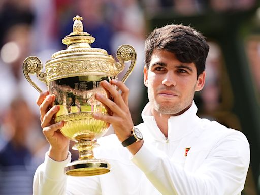 Carlos Alcaraz superó a Novak Djokovic y se consagró en Wimbledon por segunda vez consecutiva