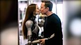 戀愛了？馬斯克製「美女機器人老婆」 激吻互動照網瘋傳