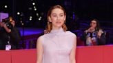 Greta Fernández brilla en la Berlinale con un vestido semitransparente y joyas de ensueño