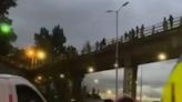 Mujer paralizó el tráfico en puente de Bogotá: congestión en Transmilenio y caos en el norte