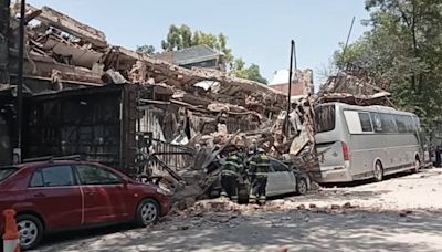 Derrumbe en "El Patio": Dos heridos y vehículos aplastados en el antiguo centro nocturno