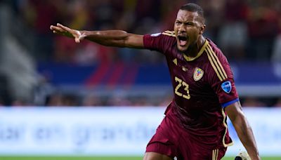 ¡Casi desde media cancha! Salomón Rondón anota golazo en Copa América