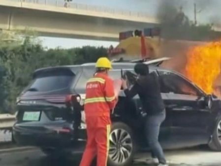 華為電動車「問界」追撞失火釀3死 微博掀風暴(組圖) - 社會百態 -