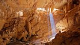 Grupo de turistas entra em caverna somente com celulares e desaparece em Goiás