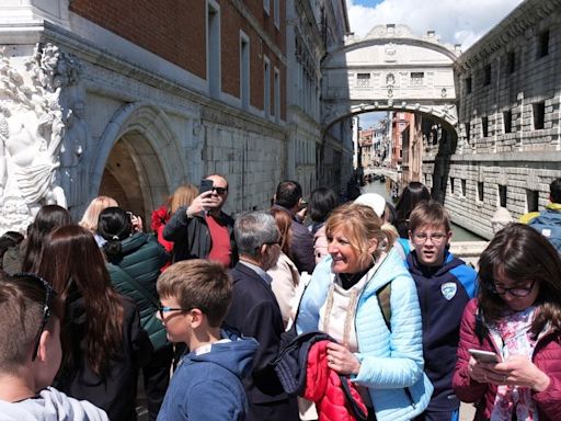 “Receta para el desastre”: confusión y protestas en el primer día de la tarifa turística de Venecia - La Tercera