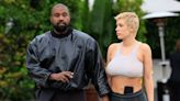 Otro estrafalario espectáculo de Bianca Censori y Kanye West: ella con las nalgas al aire, él con un traje de apicultor