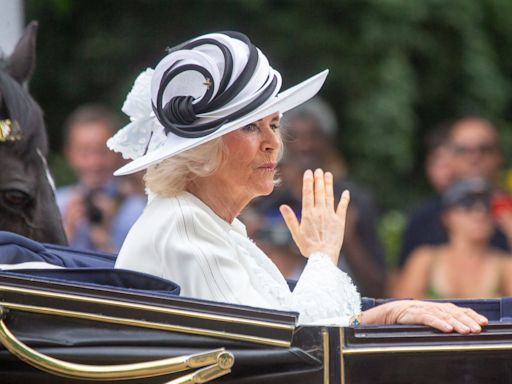 Camilla Parker Bowles : la reine protégée aux côtés de l’impératrice du Japon ? Cette précaution qui intrigue