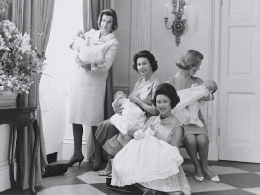 Nueva exhibición de fotos muestra a la familia real británica como nunca