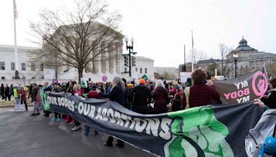 Corte Suprema escucha argumentos sobre pastilla para el aborto legal - La Opinión