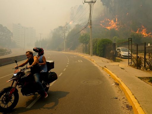 Detenidos un bombero y un funcionario de la Conaf como sospechosos de iniciar el incendio de Valparaíso donde murieron 137 personas