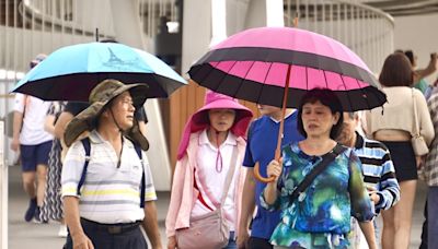 高雄飆高溫 民眾撐傘遮陽 (圖)