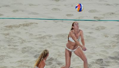 Sara Hughes, Kelly Cheng keep beach volleyball medal hopes alive in three-set thriller
