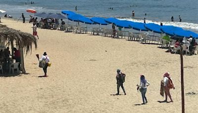 Aumenta ambulantaje en playas de Acapulco por vacaciones