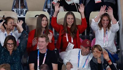 Leonor y Sofía se estrenan en los Juegos Olímpicos: chaqueta roja a juego y una ola a Rafa Nadal y Carlos Alcaraz