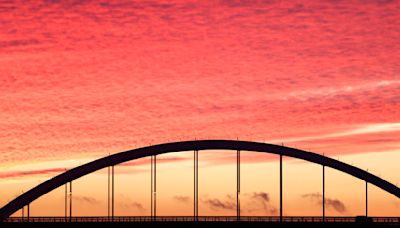 Centennial Bridge goes dark to help birds migrating through Quad-Cities