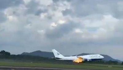 Motor de Boeing com 468 a bordo pega fogo em decolagem na Indonésia; veja vídeo