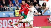 Aficionado salta al campo, se toma selfie con Cristiano Ronaldo y se despide con un beso