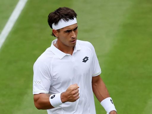 Histórico triunfo del argentino Francisco Comesaña en Wimbledon: venció al ruso Rublev en su primer partido en el circuito ATP