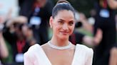 Adria Arjona lleva en Venecia el mismo vestido que Eugenia Silva en Cannes hace 14 años