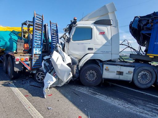 快訊/國道不平靜！國3北上194k「轎車遭2大車夾殺壓扁」駕駛不治