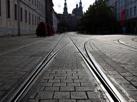 Würzburg: 79-Jähriger von Straßenbahn erfasst - wenig später stirbt er