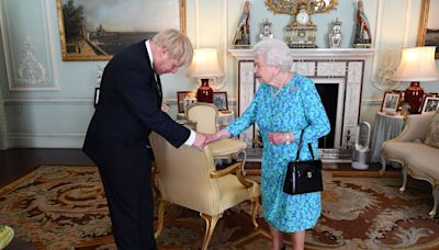 Boris Johnson sostiene que la reina Isabel II padecía cáncer de huesos y sabía que iba a morir