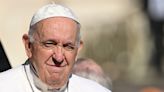 El papa pide "no olvidar a Ucrania" y sube a 3 niños ucranianos al papamóvil