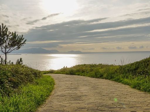 Una espectacular ruta entre acantilados y una playa de arena negra: las joyas de la costa de Bizkaia