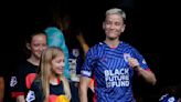 Rapinoe recibe homenaje de su club OL Reign, frente a multitud récord en la NWSL