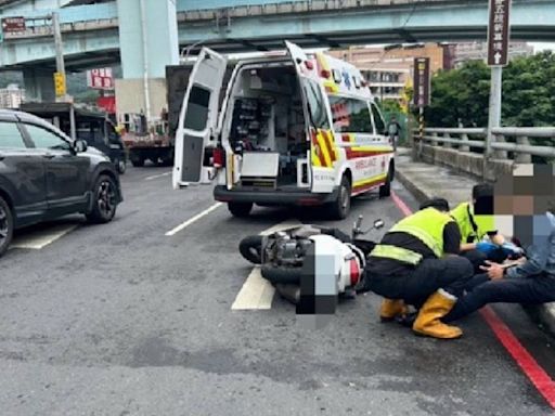 飼主GG了！路邊汪星人突竄出擊落機車後「肇逃」 男騎士慘摔擦挫傷