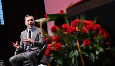 David Walliams defiende el placer de la literatura infantil en el pregón de Sant Jordi: "Las mentes se ensanchan con cuentos, no con exámenes"