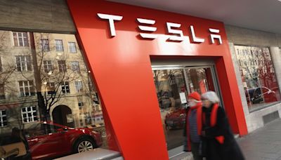 Tesla上季純利遜色 Robotaxi推遲至10月發布 股價市後插8%
