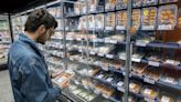 La inflación y la búsqueda de ahorro llevan a los consumidores de nuevo al supermercado físico
