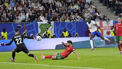 Kolo Muani y un déjà vu del Mundial: como le pasó ante Dibu Martínez, esta vez un defensor le bloqueó el gol para Francia