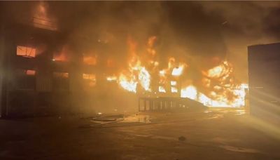 台南建材鐵皮工廠暗夜大火 3000平方公尺廠房全陷火海 - 社會