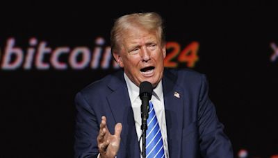 Trump courts crypto industry votes and campaign donations